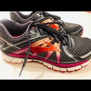 Women’s Brooks tennis shoes